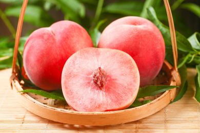 木底篮子上的毛桃切面