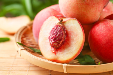 木底筛子上的桃子果肉