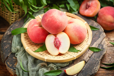 木底筛子上的水蜜桃切面