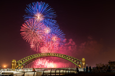 中国山西省太原市汾河晋阳桥节日烟花表演