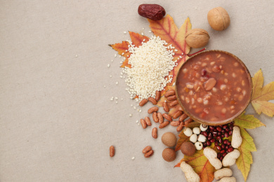 桌子上的一碗腊八粥和食材