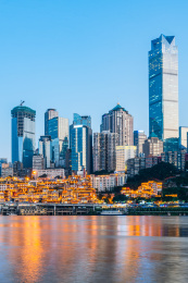 中国重庆市洪崖洞和嘉陵江低角度夜景风光