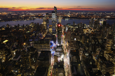 美国纽约帝国大厦观景台上的城市风光