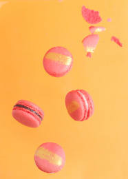 在黄色背景上的彩色马卡龙