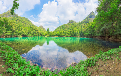 中国贵州荔波小七孔景区里的鸳鸯湖景点