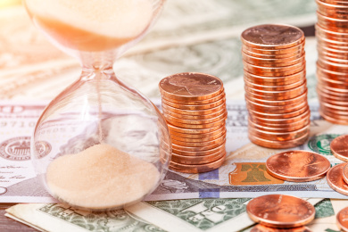 硬币沙漏金融投资概念静物