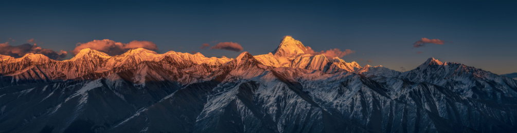 中国四川省贡嘎雪山全景图