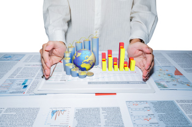 一个金融人士拿手指着图表分析解析计算着数据