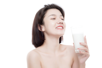 棚拍白背景年轻亚洲女性美容