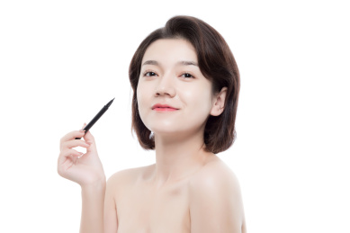 棚拍白背景年轻亚洲女性美容