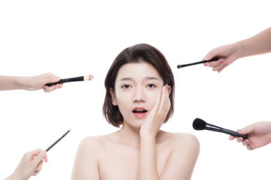 棚拍白背景年轻亚洲女性美容