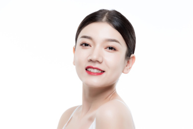 棚拍白背景年轻亚洲女性美容
