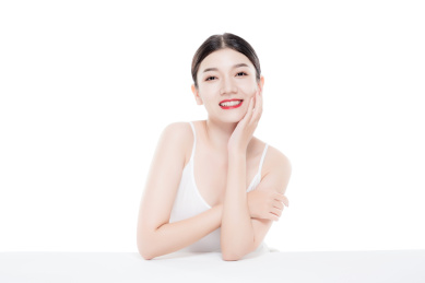 棚拍白背景年轻亚洲女性美容