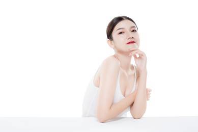 棚拍白背景年轻亚洲女性美容