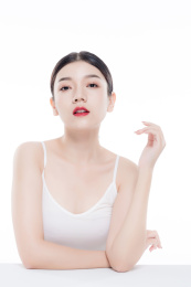 棚拍白背景年轻亚洲女性美容