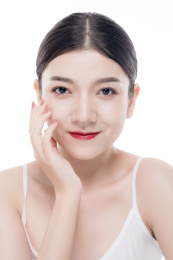 棚拍白背景年轻亚洲女性美容