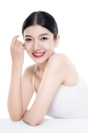 棚拍白背景年轻亚洲女性美容