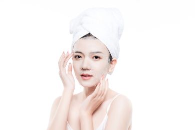 棚拍白背景年轻亚洲女性美容