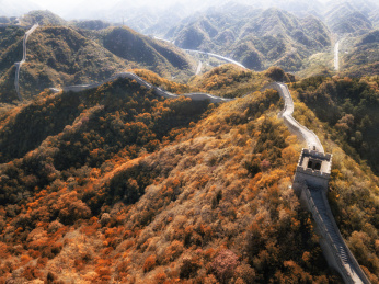 航拍中国北京昌平区八达岭长城秋天红叶