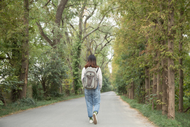 背包旅游的女孩