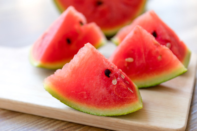 砧板上切开的新鲜美味的西瓜