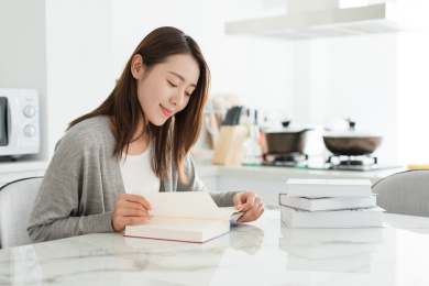 一个年轻的女性在桌边读书