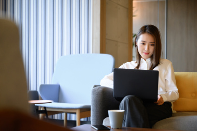 商务女士在办公室使用电脑