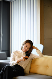 商务女士在办公室使用智能手机