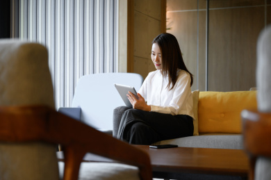 商务女士在办公室使用平板电脑