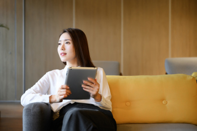 商务女士在办公室使用平板电脑