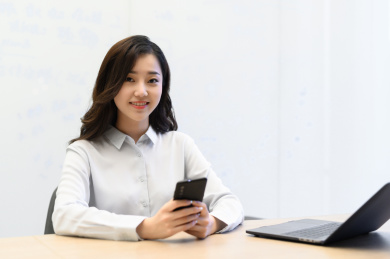 商务女士在办公室工作