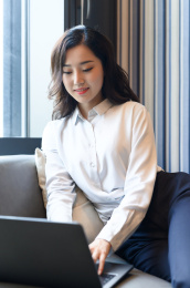 商务女士在办公室使用电脑