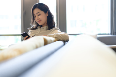 商务女士在办公室使用智能手机