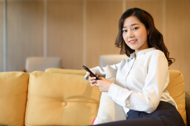 商务女士在办公室使用智能手机