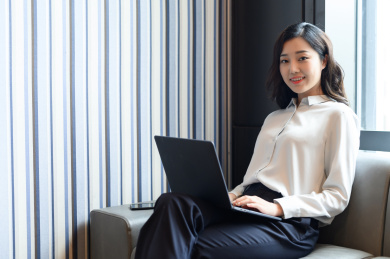 商务女士在办公室使用电脑