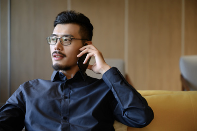 商务男士使用智能手机