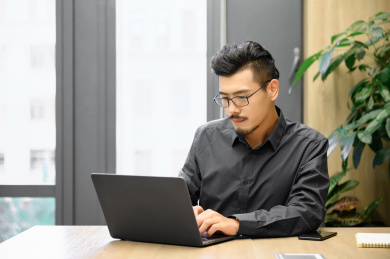 商务男士在工作场所办公