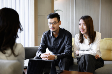 商务人士在办公室开会沟通