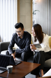 商务人士在办公室开会沟通