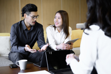 商务人士在办公室开会沟通