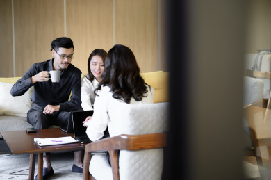 商务人士在办公室开会沟通