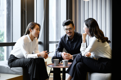 商务人士在办公室开会沟通