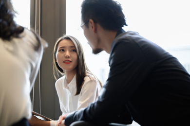 商务人士在办公室开会沟通