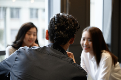 商务人士在办公室开会沟通