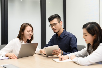 商务人士在办公室开会沟通