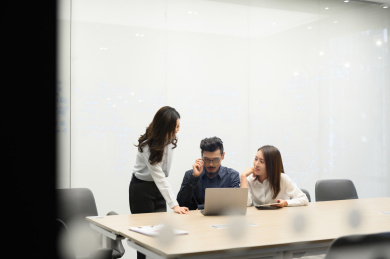 商务人士在办公室开会沟通