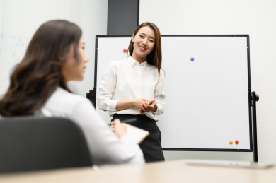 商务人士在办公室开会沟通