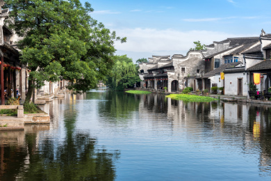 晴天的中国南浔古镇水乡及绿树