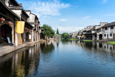 晴日里的中国南浔古镇小河从中流过
