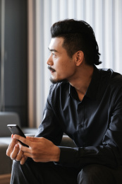 年轻的商务人士在办公